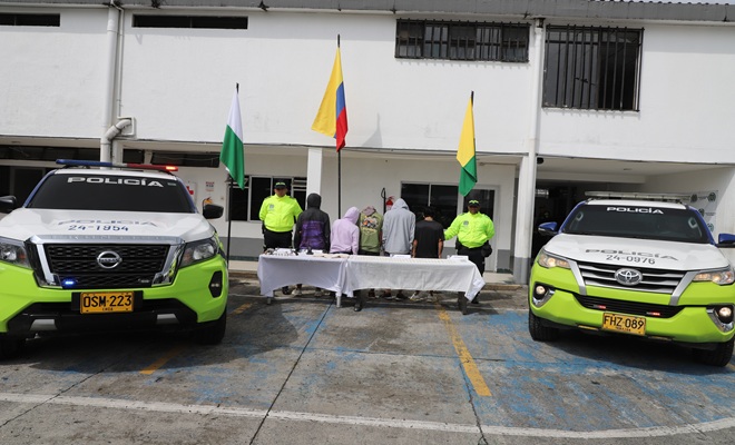 Policias con personas capturadas 