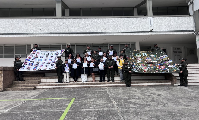 Policías y familiares de víctimas del coflicto armado participantes del evento con 