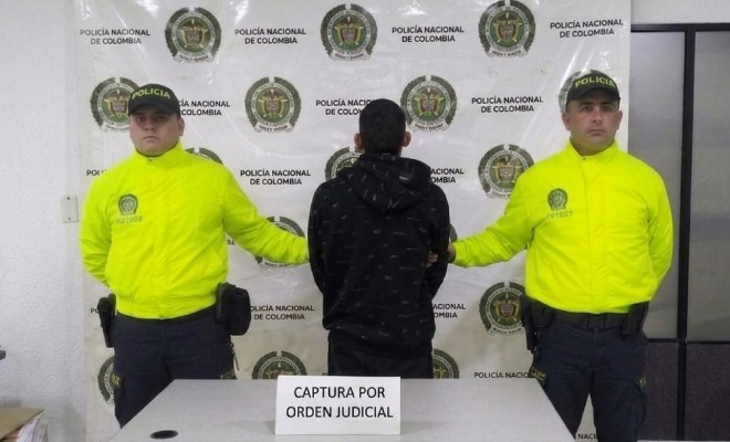 Hombre capturado en medio de dos Policías