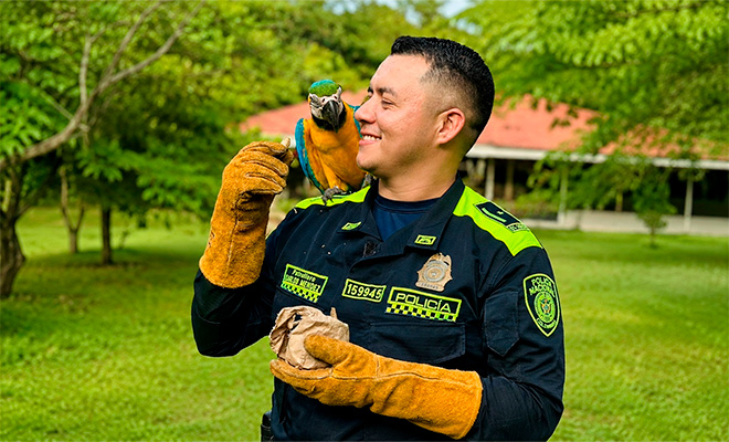 Patrullero de Polícia mostrando un contexto diferencial al servicio de polícia (polícia ambiental) 