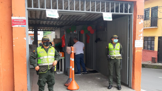 Policías realizando presencia en puesto de votación 