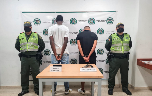 Tres-celulares-y-un-arma-de-fuego-fueron-recuperados-e-incautados-mediante-reacción-policial-en-el-barrio-Jardín