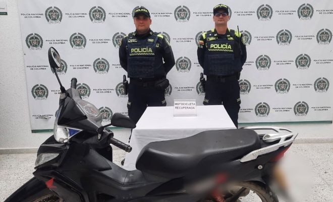 Dos policias y una motocicleta recuperada
