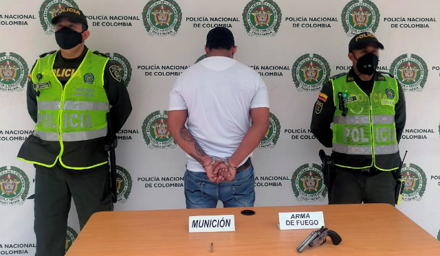 Fueron-incautadas-armas-de-fuego-cargadores-munición-y-una-motocicleta-en-los-procedimientos-realizados