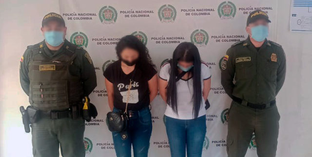 Personas capturada-policias custodiando