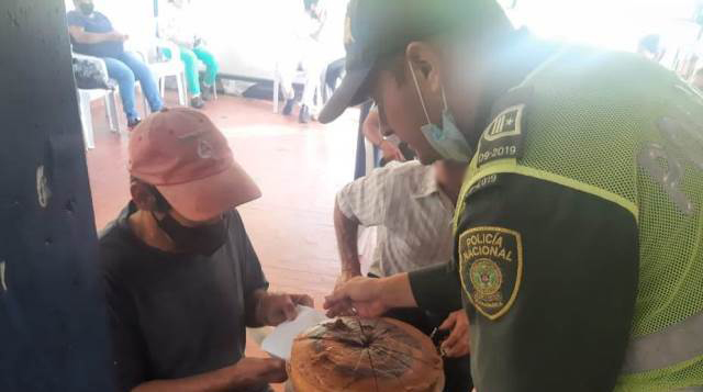 El-Intendente-Mauricio-Cárdenas-y-el-Patrullero-Fabio-López-trabajan-día-a-día-por-el-bienestar-de-nuestros-ciudadanos