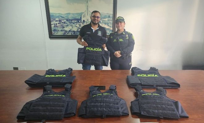 Un polic&iacute;a, un funcionario de la alcald&iacute;a de gu&aacute;tica y chalecos bal&iacute;sticos