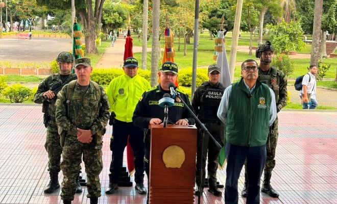 tres polic&iacute;as, tres militares y el secretario de gobierno de Risaralda