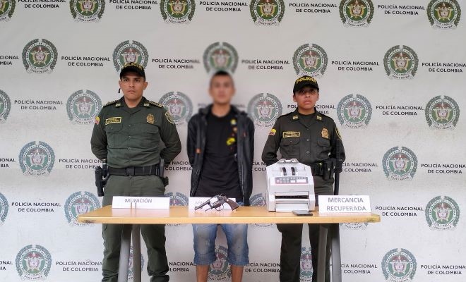 En el procedimiento policial fueron recuperados los elementos hurtados y es incautada un arma de fuego