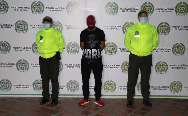 1 persona capturada-policías custodiando