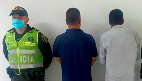 1 persona capturada-policías custodiando