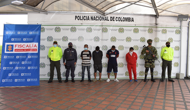 4 personas capturadas -policías custodiando
