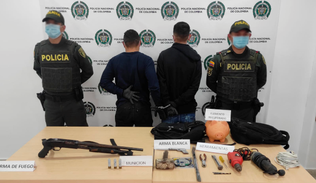 2 personas capturadas-armas de fuego incautadas