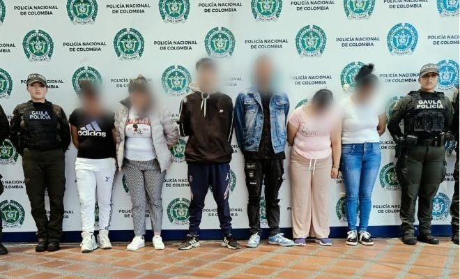 seis capturados y dos polic&iacute;as 