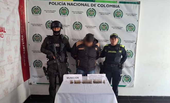 una presunto delincuente capturado, dos policías y elementos de guerra incautados