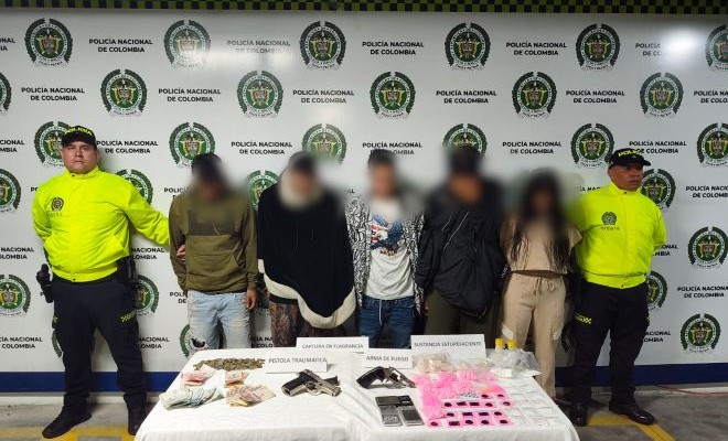 dos policías, cinco capturados, dos armas de fuego, dosis de estupefacientes, dinero en efectivo