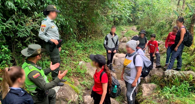 Policía brindando información sobre fauna y flora