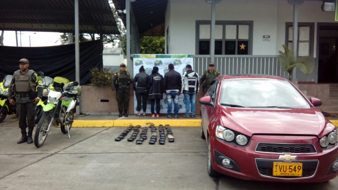 capturadas cuatro personas, con 25 kilos de marihuana en un vehiculó de alta gama. 
