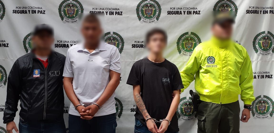 Funcionarios de la Sijin y el CTI custodian capturados por homicidio en Medellín