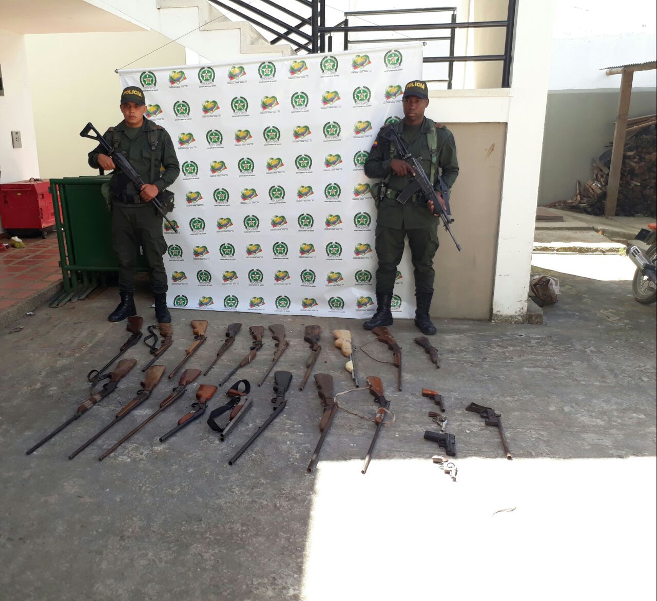 Armamento entregado por la comunidad