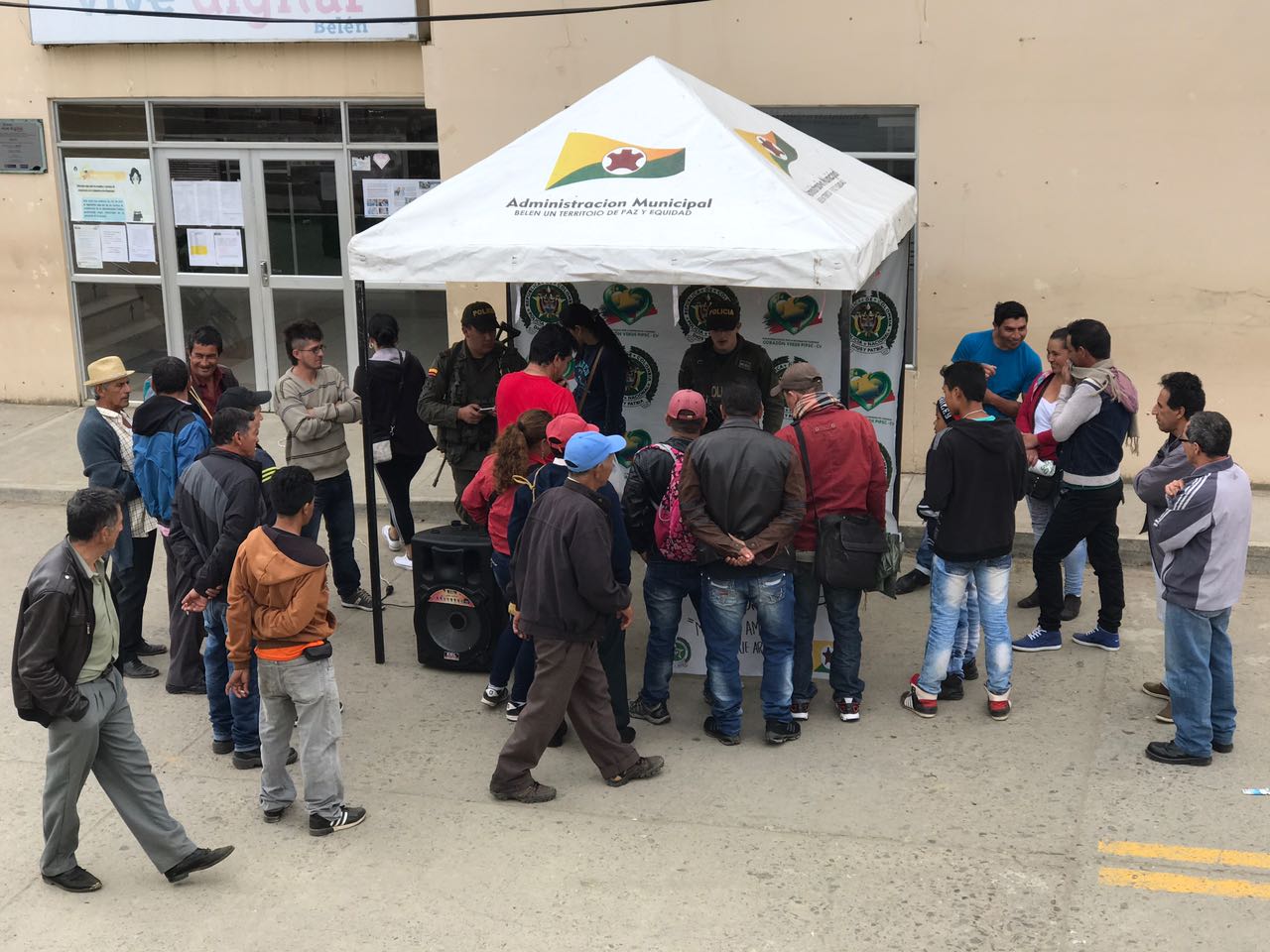 La comunidad asistiendo al evento de entrega de armas