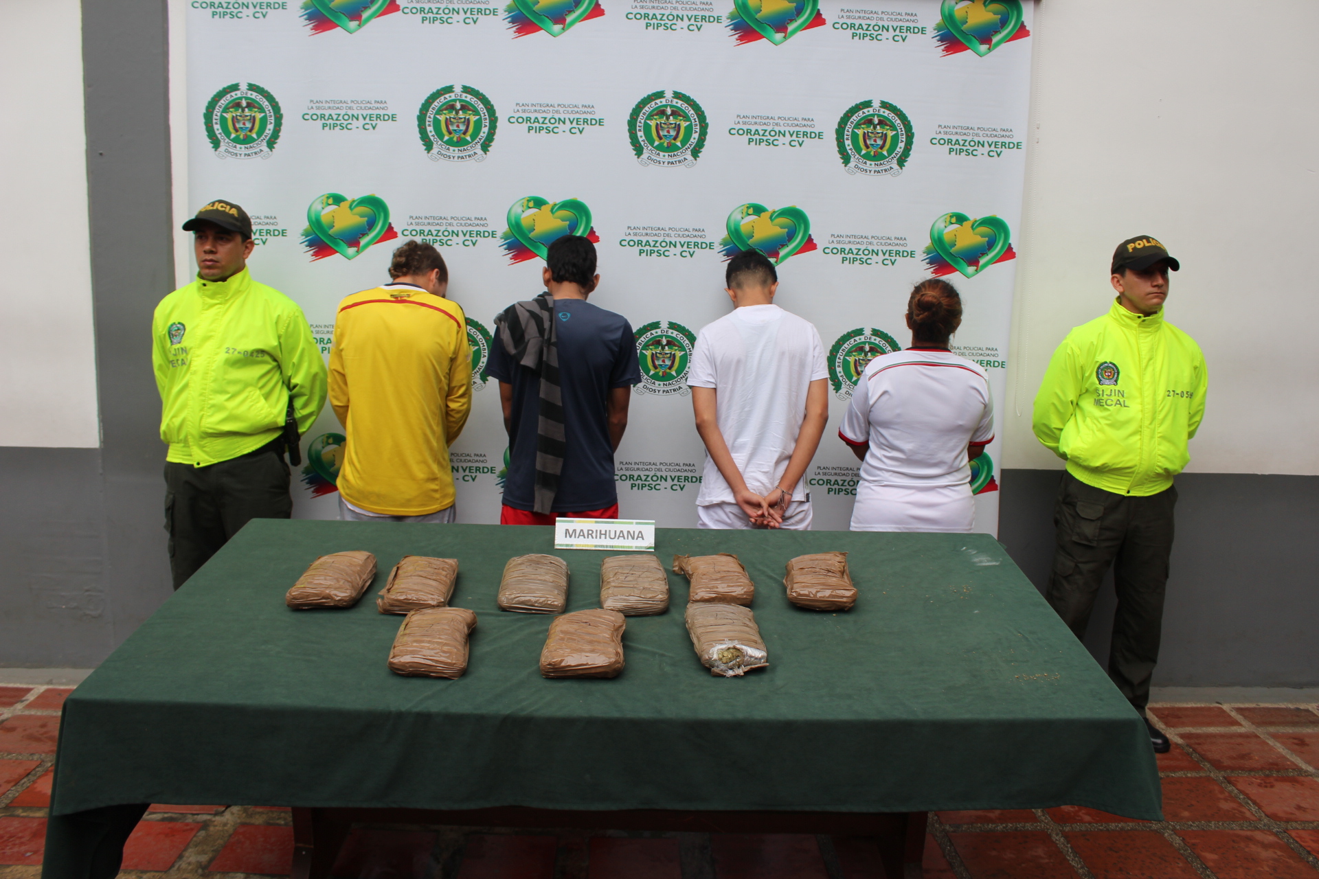 Dos hombres, una mujer y un menor de edad implicados