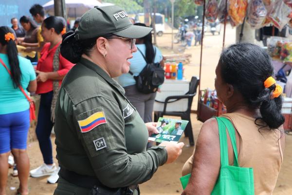 Policía explicándole a la comunidad la importancia de la linia 167
