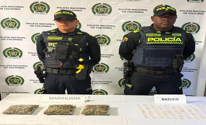 dos policías y 3 paquetes de marihuana incautada