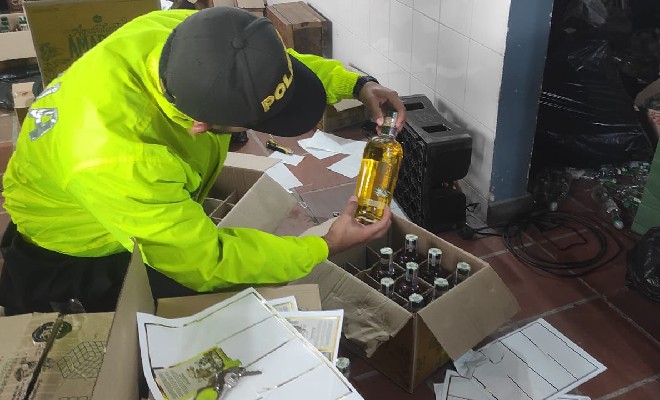 Tres diligencias de allanamiento y registro en la ciudad de popayan, logro la captura en flagrancia de seis personas dedicadas a la comercializacion y distribucion de licor adulterado