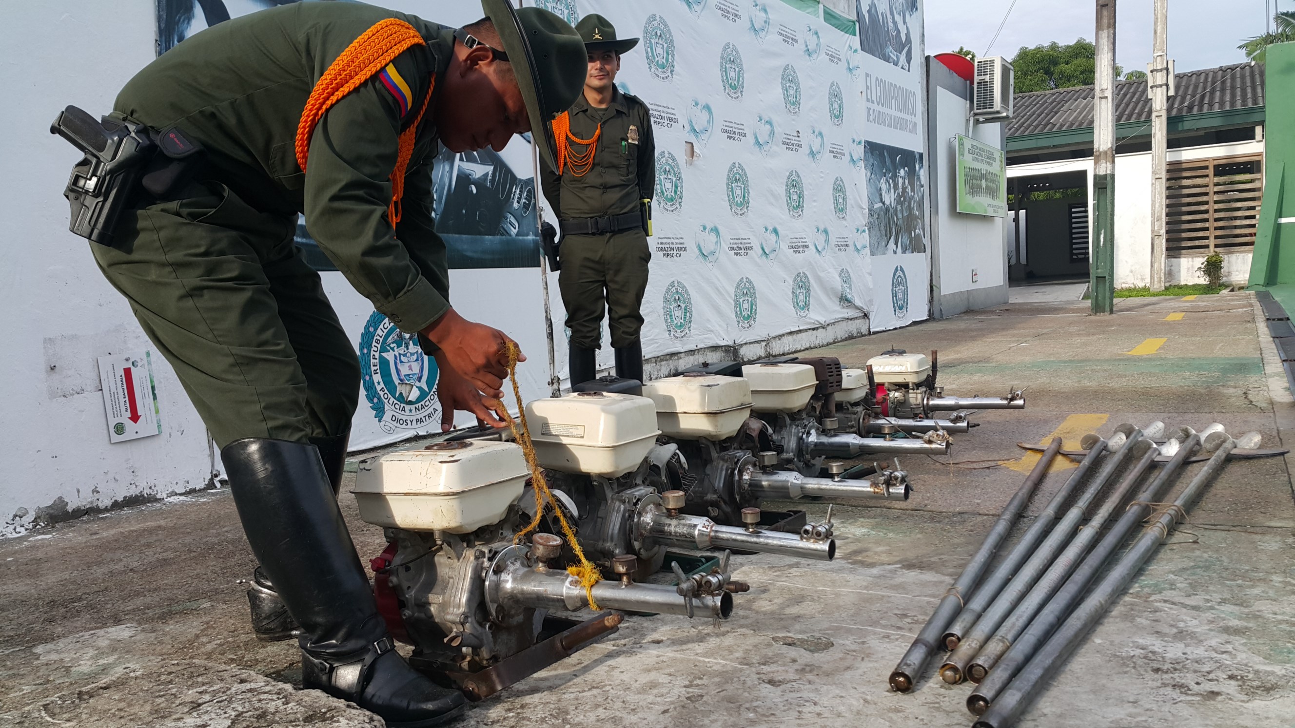 Carabineros y guías caninos de la policía los ubicaron durante registro a una embarcación