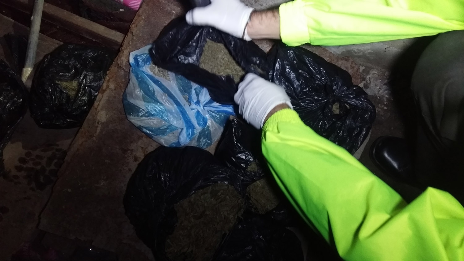 Incautados dos subametralladoras, revólveres, pistolas, munición y 75 kilos de clorhidrato de cocaína.