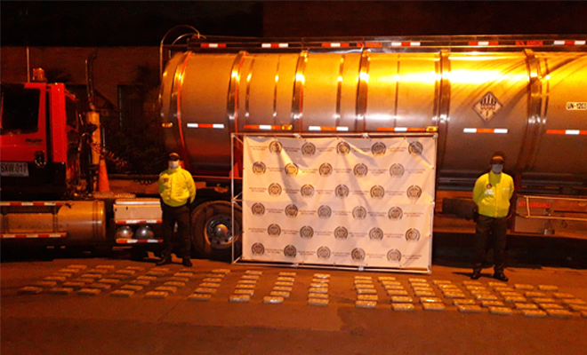 Alucinógeno incautado-vehículo inmovilizado-policías custodiando