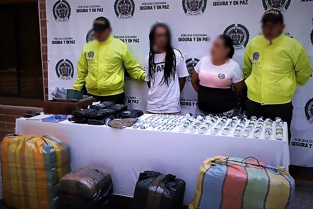 Policías de la Sijin custodian a capturados con sustancias estupefacientes