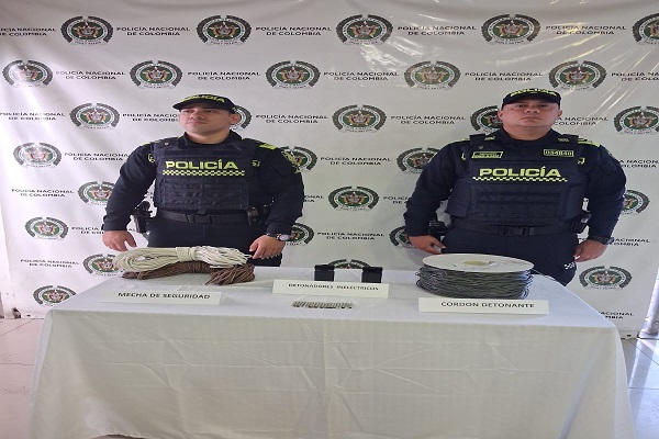 Dos Policías, mesa con elementos explosivos