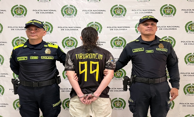dos policías y un capturado mediante orden judicial por hurto