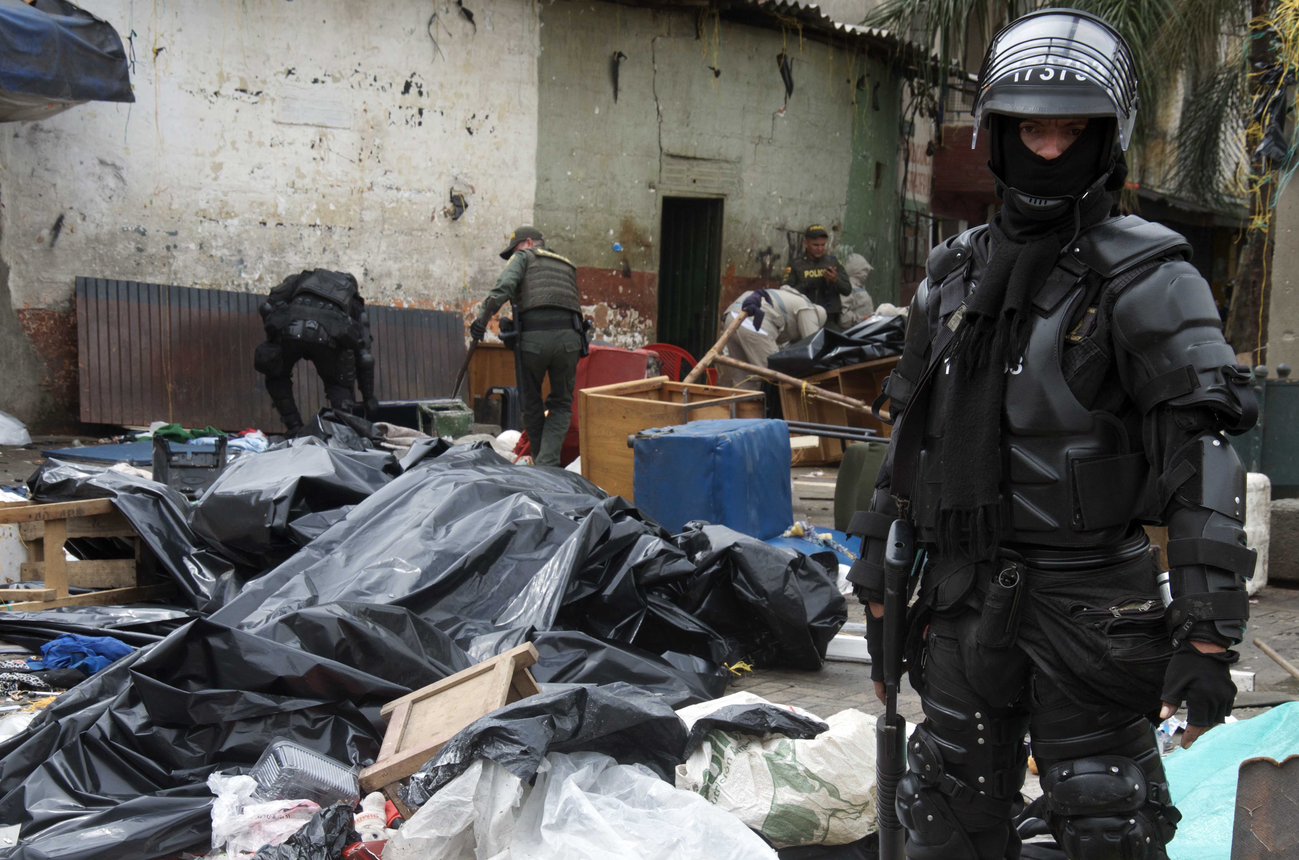 Policías inspeccionan lugar en busca de sustancias estupefacientes