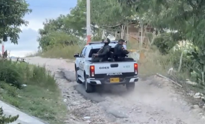 Policías en carro institucional realizando intervención