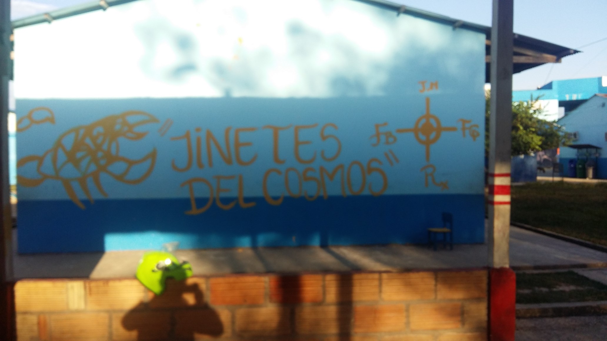 Con pintura mezclada con excremento humano pintaron grafitis blasfemos en los muros de dos colegios de la ciudad 