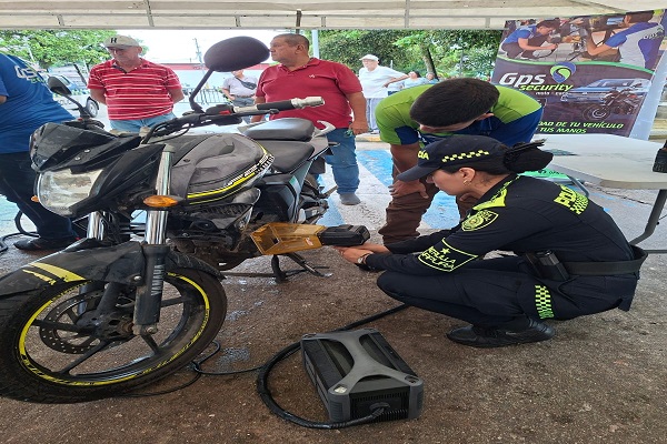 Policía realiza marcación a motocicleta 