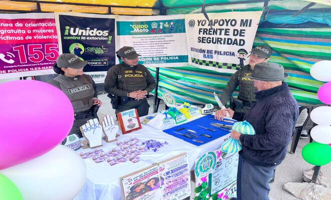 Policías haciendo campañas preventivas con la comunidad 
