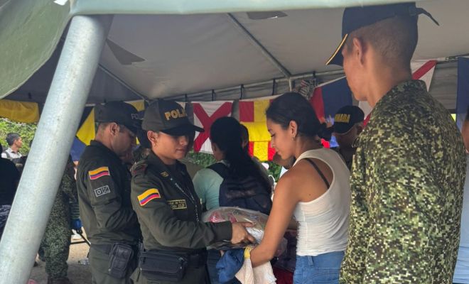 en compañía de la armada entregando  mercados 