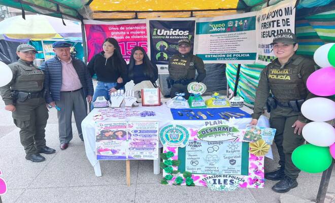 Policías realizando jornadas preventivas en Iles 