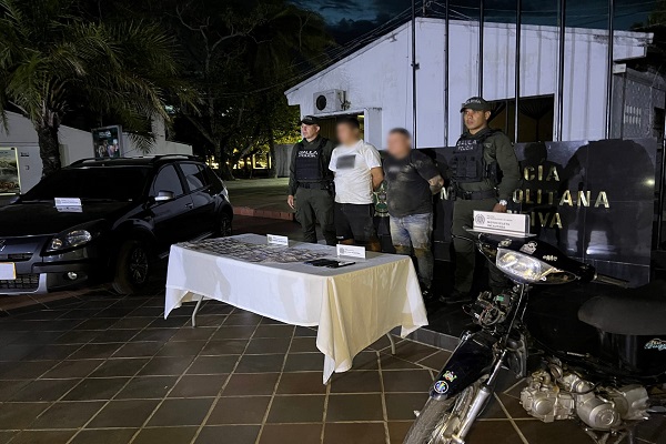 Dos Policías con dos capturados, vehículo y motocicleta incautadas