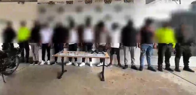 la policía nacional al lado de hombres capturados integrantes de grupo delincuencial