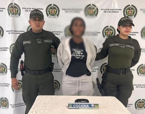 dos policías junto a una mujer con estupefaciente