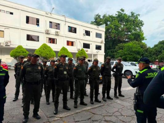 la policía nacional dando consignas durante el posicionamiento
