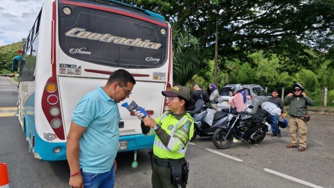 la policía realizando la prueba de embriaguez a un ciudadano