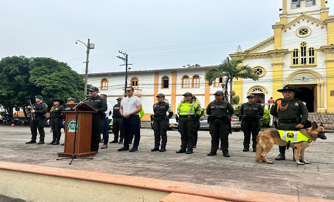 Policía y autoridades locales realizando presentación del Plan de Seguridad Semana Santa Segura