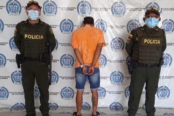 1 persona capturada-policías custodiando