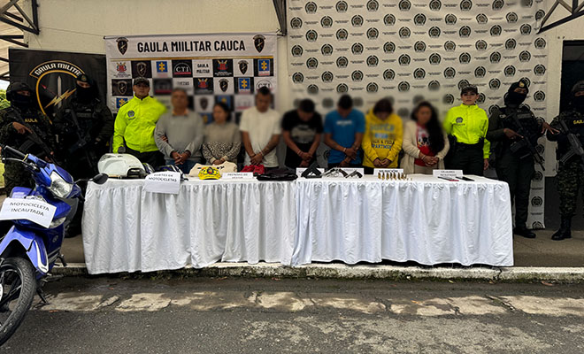 Seis polic&iacute;as, siete personas capturadas por el delito de fabricaci&oacute;n, tr&aacute;fico, porte o tenencia de armas de fuego, accesorios, partes o municiones. y una motocicleta.